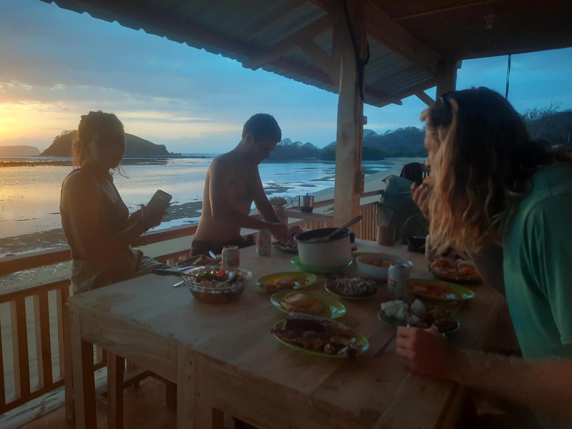 Boneputeh Homestay Taliwang Luaran gambar
